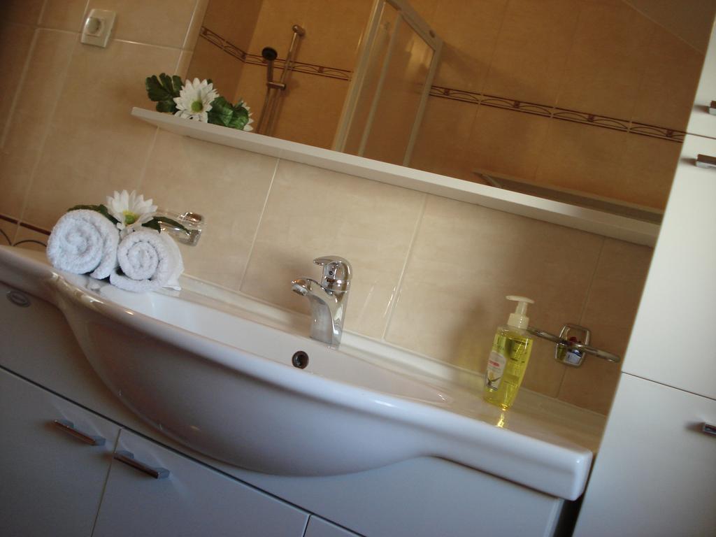 Apartment Tisno Buitenkant foto